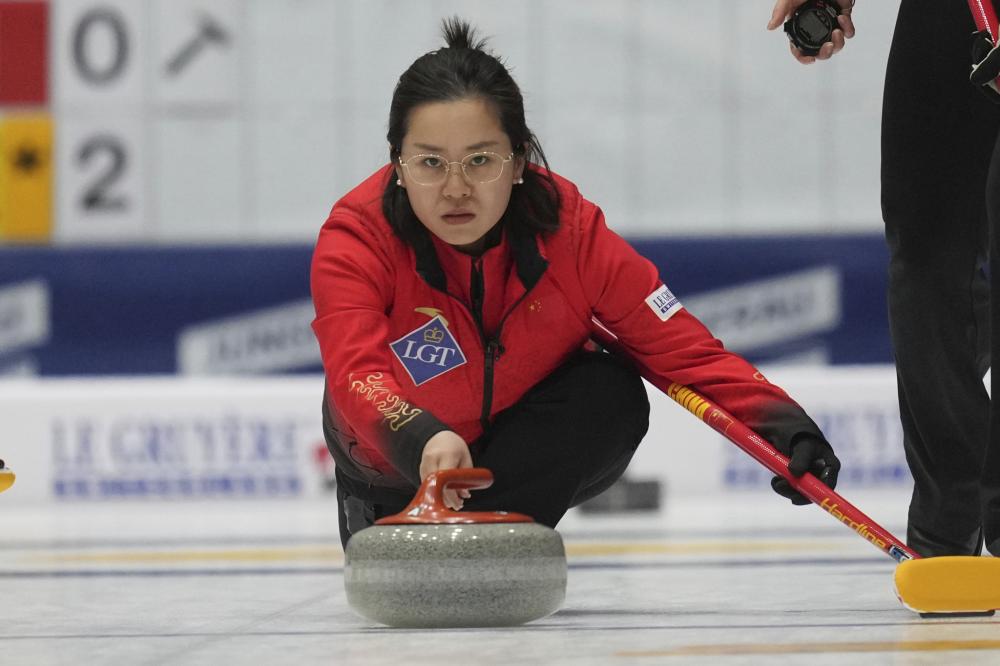 躺着进球，热那亚前锋科隆博在倒地情况下一脚完成破门